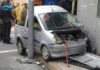 Momentos de angustia atrapado entre un coche e a parede