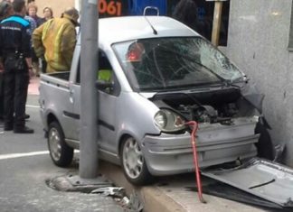 Momentos de angustia atrapado entre un coche e a parede