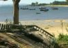 Retíranse dúas vellas embarcacións no areal do Chazo