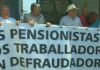 Emigrantes retornados protestan ante a sede ribeirense de Facenda
