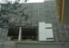 Avanzan as obras do novo mercado coa colocación da fachada de vidro branco