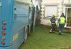 Un autobús sae da vía e queda a piques de empotrarse nunha vivenda