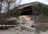 Un camión choca contra unha viga e derruba unha nave de O Ramal