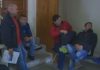 Os armadores do cerco entregan os roles dos barcos para que os tripulantes poidan acollerse ó paro