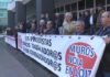 Os emigrantes retornados saen de novo á rúa