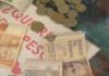 As pesetas cobran vida na parafarmacia de Mario Simón