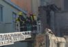 Un incendio calcina por completo unha vivenda deshabitada no centro de Ribeira