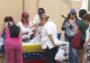 Os venezolanos das Rías Baixas recollen firmas contra o réxime de Maduro en Vilagarcía