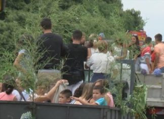 Outes homenaxea a San Cristovo cunha multitudinaria procesión a motor