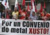 O sector do metal protesta en Vilagarcía ante a patronal por un convenio digno