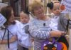 Os nenos da Illa enchen as rúas da vila de alegría e tradición