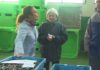 Un grupo de mariscadoras enfróntase á Confraría de Carril