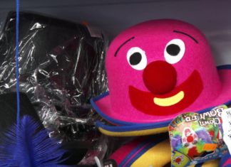 Os comerciantes buscan incentivar a venda de disfraces con grandes descontos