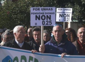 Ducias de xubilados demandan en Vilagarcía “pensións dignas” Ducias de xubilados concentráronse esta mañá en Vilagarcía en defensa das súas pensións. Consideran que a suba do 0,25 aprobada este ano polo Goberno é unha “tomadura de pelo”. As reivindicacións dos pensionistas estendéronse hoxe polas principais cidades de España.