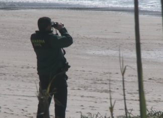 Buscan un cadáver que uns surfistas aseguran ter visto preto dunha praia de Sanxenxo En Sanxenxo, amplo dispositivo de busca dun cadáver que uns surfistas aseguran ter visto na contorna da praia de Canelas. Os efectivos de emerxencia levan horas na súa contorna, por terra e tamén coa colaboración de ata catro embarcacións. Na zona do areal apareceu un bañador, que agora se está a investigar se podería pertencer a esa persoa supostamente desaparecida.