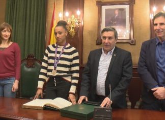 Multitudinaria homenaxe a Ana Peleteiro en Ribeira