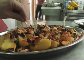 Estudantes irlandeses de intercambio aprenden en Catoira a preparar pratos da gastronomía galega