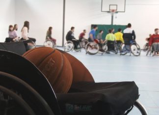 Os alumnos do Bouza Brey de Vilagarcía póñense na pel dos xogadores de baloncesto en cadeira de rodas
