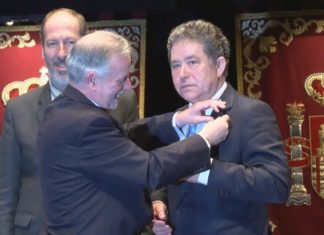O concello recibe a súa insignia de Ouro da Asociación de Amigos do Camiño Portugués