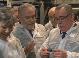 A Conselleira do Mar destaca o peso da acuicultura na visita á planta de abalón