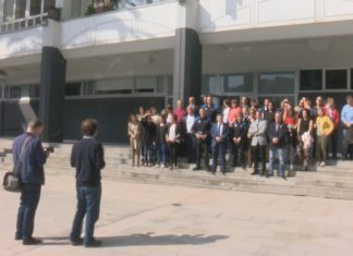 O concello de Ribeira homenaxea a quince traballadores municipais