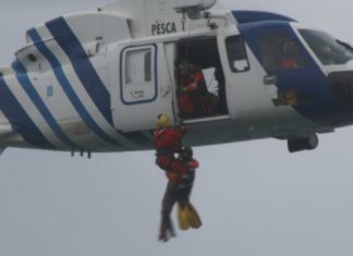 Nenos de Sanxenxo observan en directo un simulacro de rescate no mar