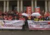 Os sindicatos de Correos protestan contra os recortes na entidade
