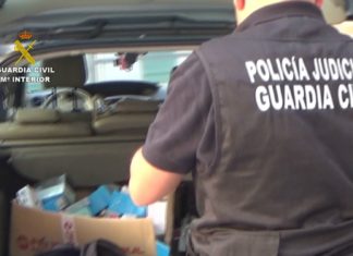 A Garda Civil logra desartellar unha banda dedicada ó roubo de tendas de móbil