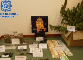 Desartellado un punto de venda de droga en Ribeira