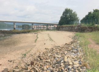 A Asociación de Veciños de Barro recupera a contorna da praia Punta da Cruz