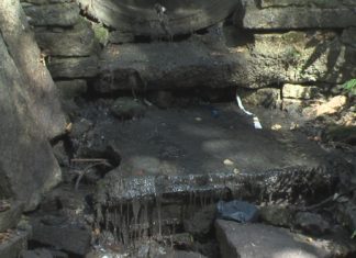 Veciños do parque da Coca denuncian os malos cheiros dun aliviadoiro de auga que se atopa na zona