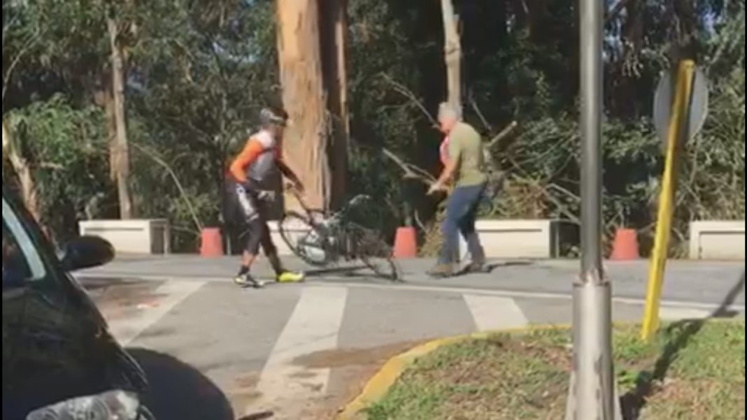 Un camioneiro agrede cun martelo a dous ciclistas