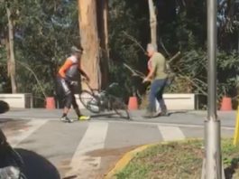 Pensa que deberían ser revisadas as normas de circulación das bicicletas? Un camioneiro agrede cun martelo a dous ciclistas