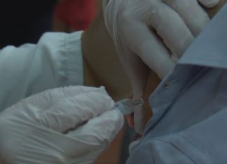 Os traballadores sanitarios, os primeiros en vacinarse contra a gripe este ano