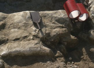 Descobren unha estrutura de pedra que podería formar parte dun antigo arco do Pazo de Fefiñáns