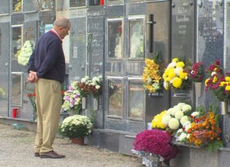 Flores e lembranzas no Día de Tódolos Santos para visitar aos que xa non están