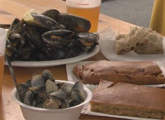 O Grove réndese aos encantos do marisco na súa festa máis multitudinaria