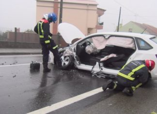 Ferida a condutora dun turismo por unha colisión na Mámoa