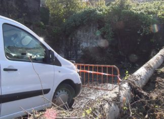 O derrube dunha antiga nave en Muros causa danos en varios vehículos estacionados