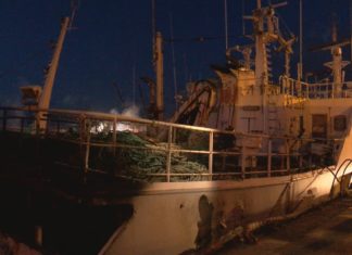 Un incendio nun barco abandonado no porto de Ribeira fai saltar as alarmas