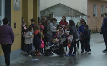 A rapazada da Illa celebra Defuntiños na procura das ‘esmoliñas’ máis saborosas