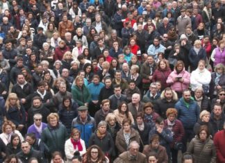 Cambados arroupa ás familias das vítimas do ‘Sin querer 2’ nunha multitudinaria concentración