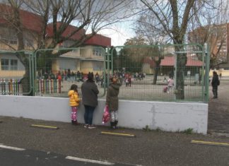 Unha nena de tres anos, trasladada ao hospital tras sufrir unha caída no colexio de Arealonga de Vilagarcía