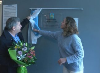 A piscina municipal da Fieiteira xa leva o nome de María Vilas