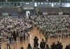 Multitudinario baile da rapazada de Vilanova por un mundo en paz