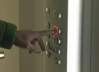 Os bombeiros de Boiro rescatan a dúas persoas atrapadas no interior dun ascensor