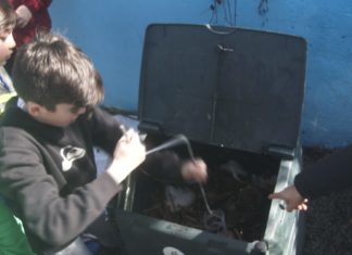 Os alumnos do Rosalía de Castro poñen en marcha o seu composteiro Os alumnos do Rosalía de Castro poñen en marcha o seu composteiro