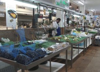Menos peixe e poucos clientes: o temporal tamén afecta ás prazas de abastos