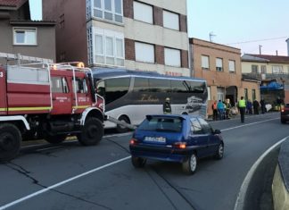 Un autocar derruba pare dunha vivenda en Ponte Goiáns