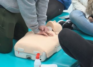 O alumnado do instituto de Carril aprenden técnicas de reanimación cardiopulmonar